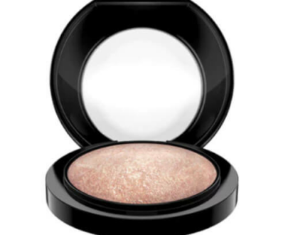 MAC Cosmetics Luxusný zapečený rozjasňujúci púder ( Mineral ize Skinfinish) 10 g Global Glow